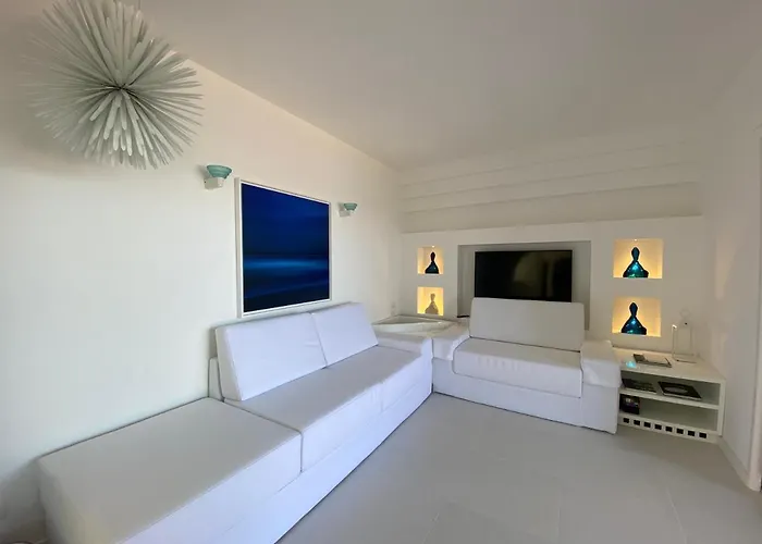Elena Villa *